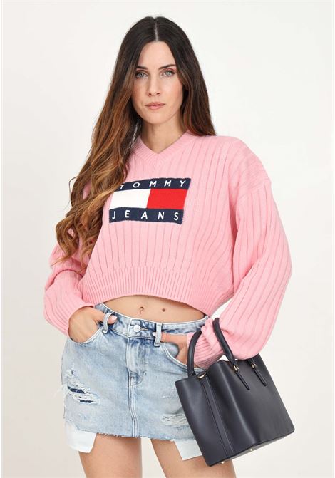 Cropped sweater with badge and pink V-neckline for women TOMMY JEANS | DW0DW18528THATHA